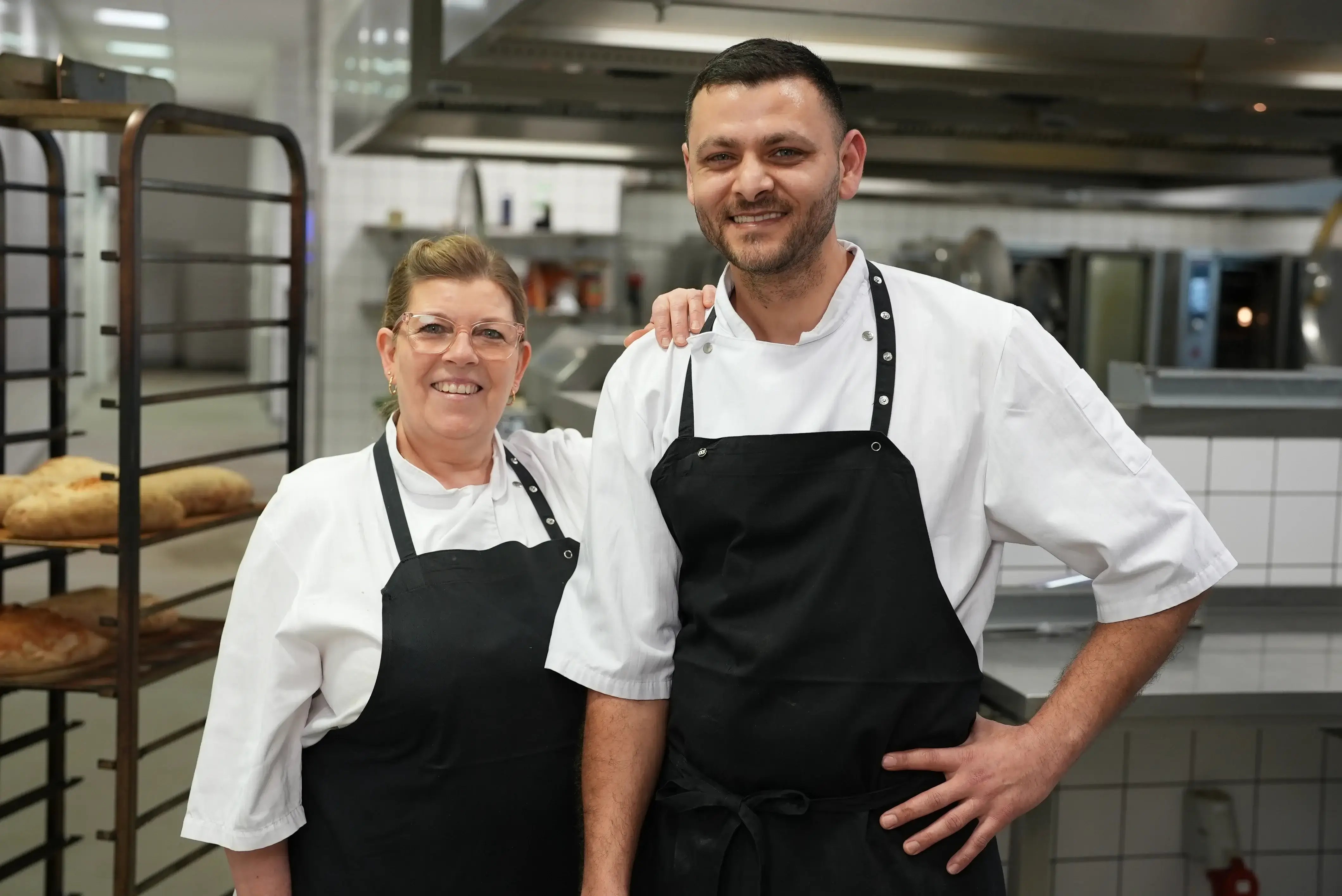 ISS Türkiye catering çalışanları profesyonel mutfakta yemek hazırlarken