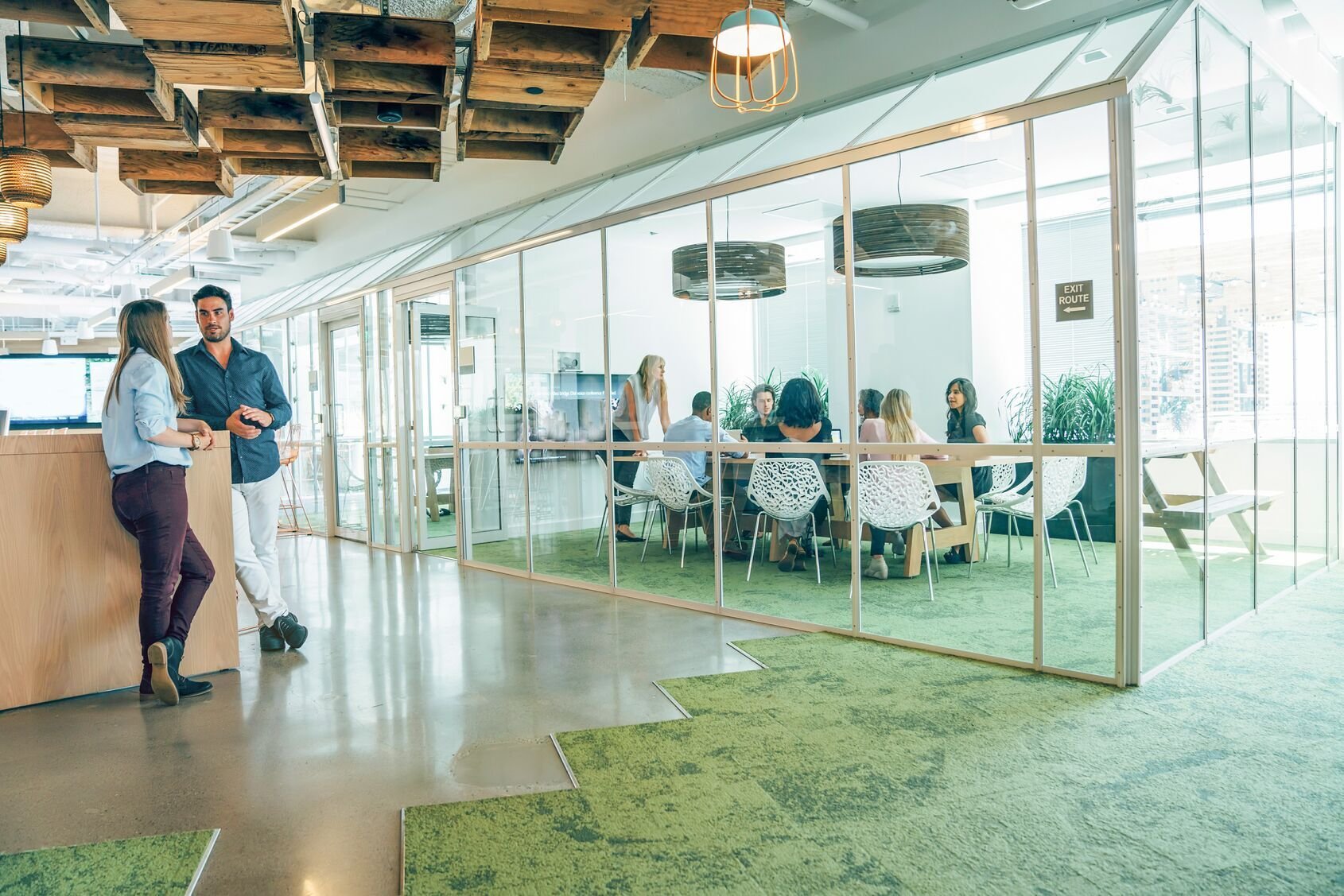 Web_Wide-Modern ofis alanında iş toplantısı yapan bir grup insan
